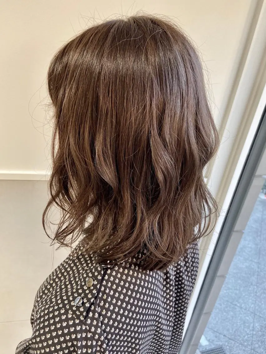 ミディアム カラー アッシュ ベージュカラー パープルカラー パープルアッシュ カット ヘアカラー 小栗 麻衣のヘアスタイル