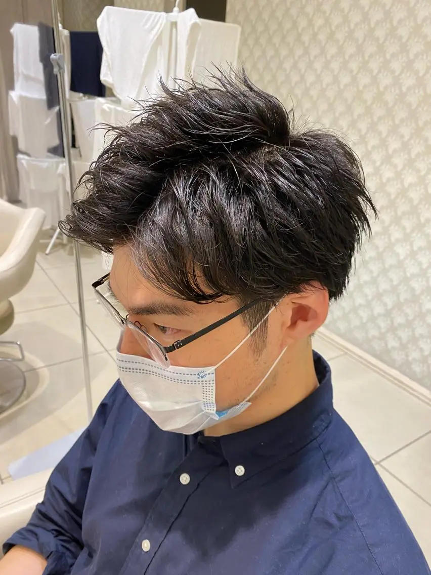 ショート メンズ ツーブロック 刈り上げ 白髪ぼかしデザイン ハイライト/宮本純登のヘアスタイル