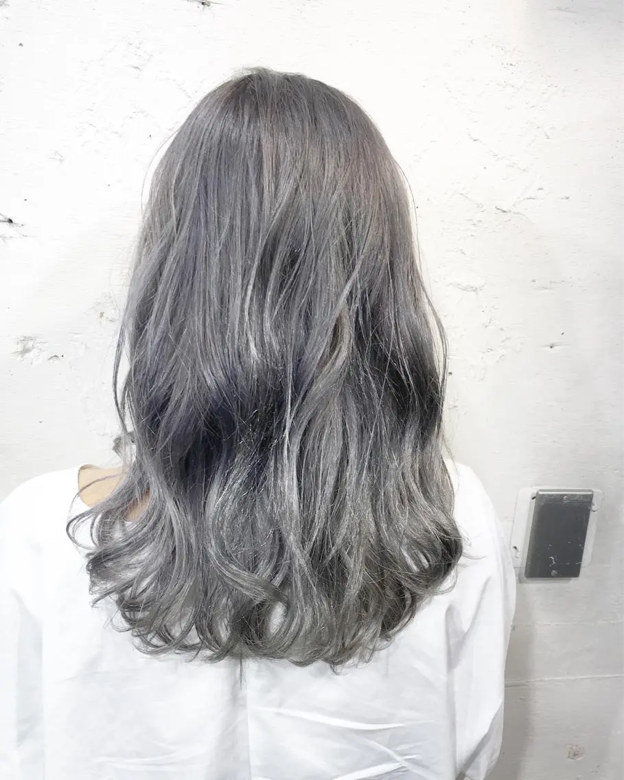 セミロング カラー シルバー ✨艶髪✨透明感✨ 山内大樹のヘアスタイル