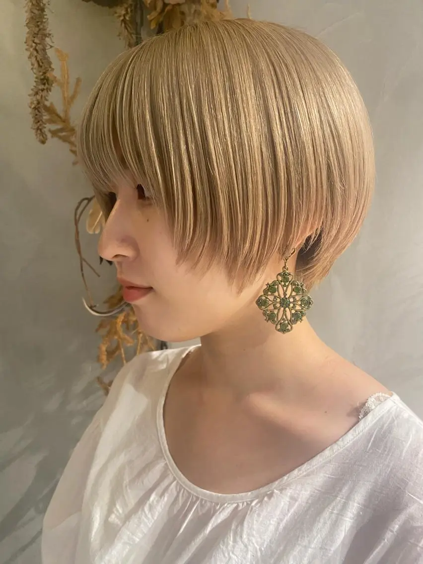 ショート カラー ショートレイヤー ブロンド ハイトーンカラー レイヤーカット ショートヘア カット ヘアカラー トリートメント デザインカラー/パー マ🦖外岡咲希🦖のヘアスタイル