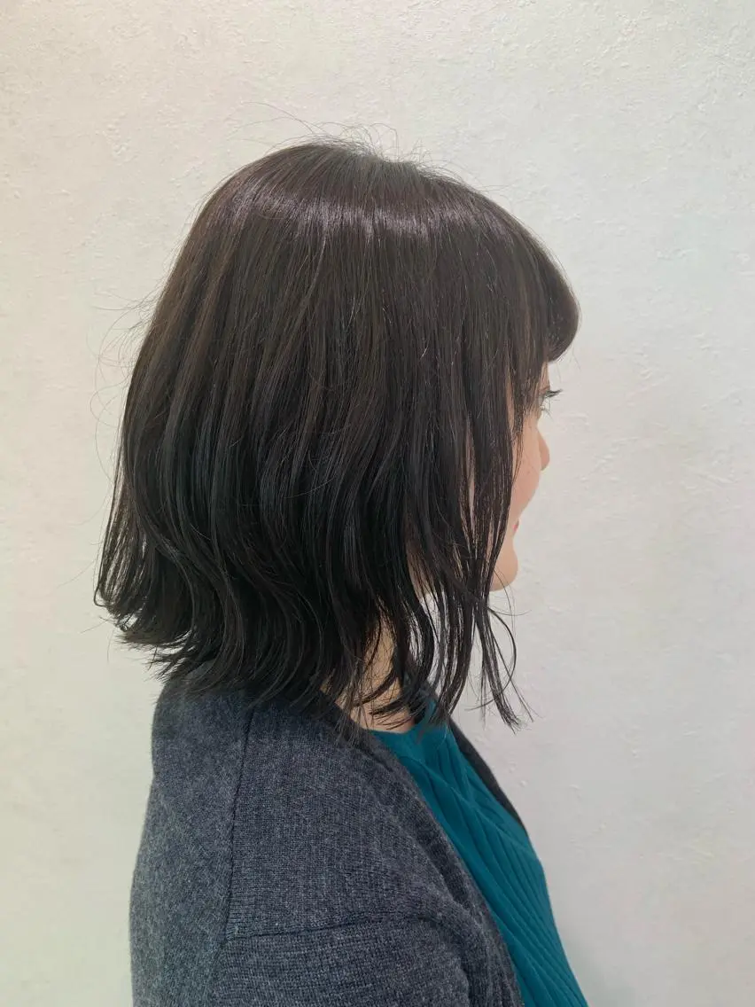 ミディアム カラー 黒髪 ブルーカラー ブルーブラック ハイトーンカラー🤍 山下 優華のヘアスタイル