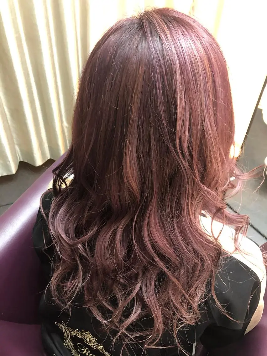 ロング ハイライト 秋元 菜摘のヘアスタイル