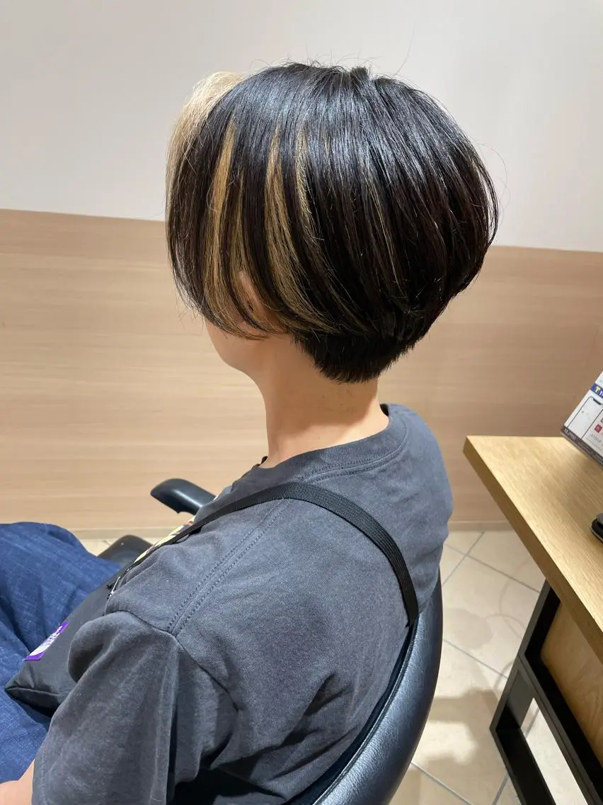 ショート カラー ハンサムショート ミストバング ブリーチ ブロンド ブルーカラー カット ヘアカラー 天野 瑠真のヘアスタイル
