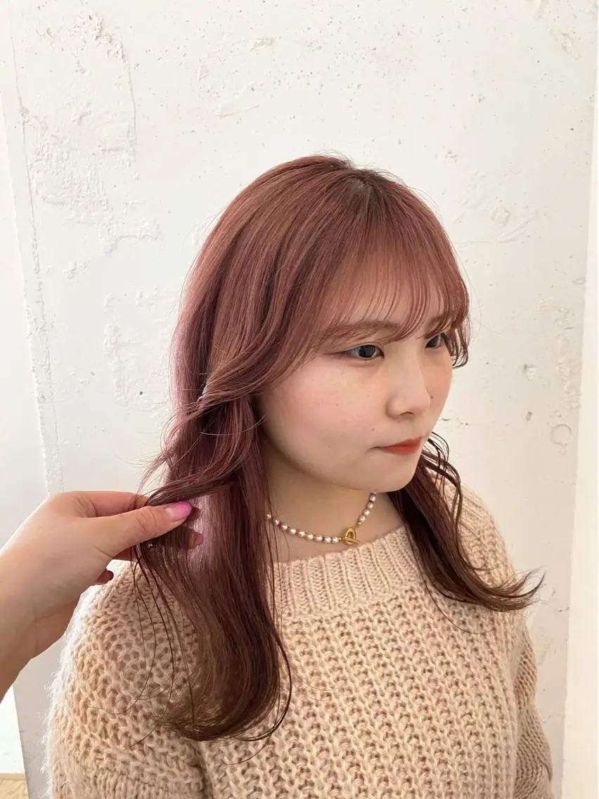 ロング カラー ベージュカラー ブリーチ ピンクカラー ピンクベージュ 関 桃萌果のヘアスタイル