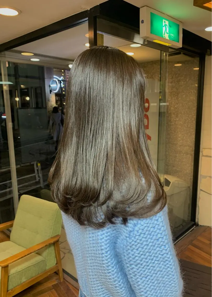 セミロング カラー ベージュカラー ブリーチ ブリーチなしカラー オリーブベージュ レイヤーカット 矢野 晃平のヘアスタイル