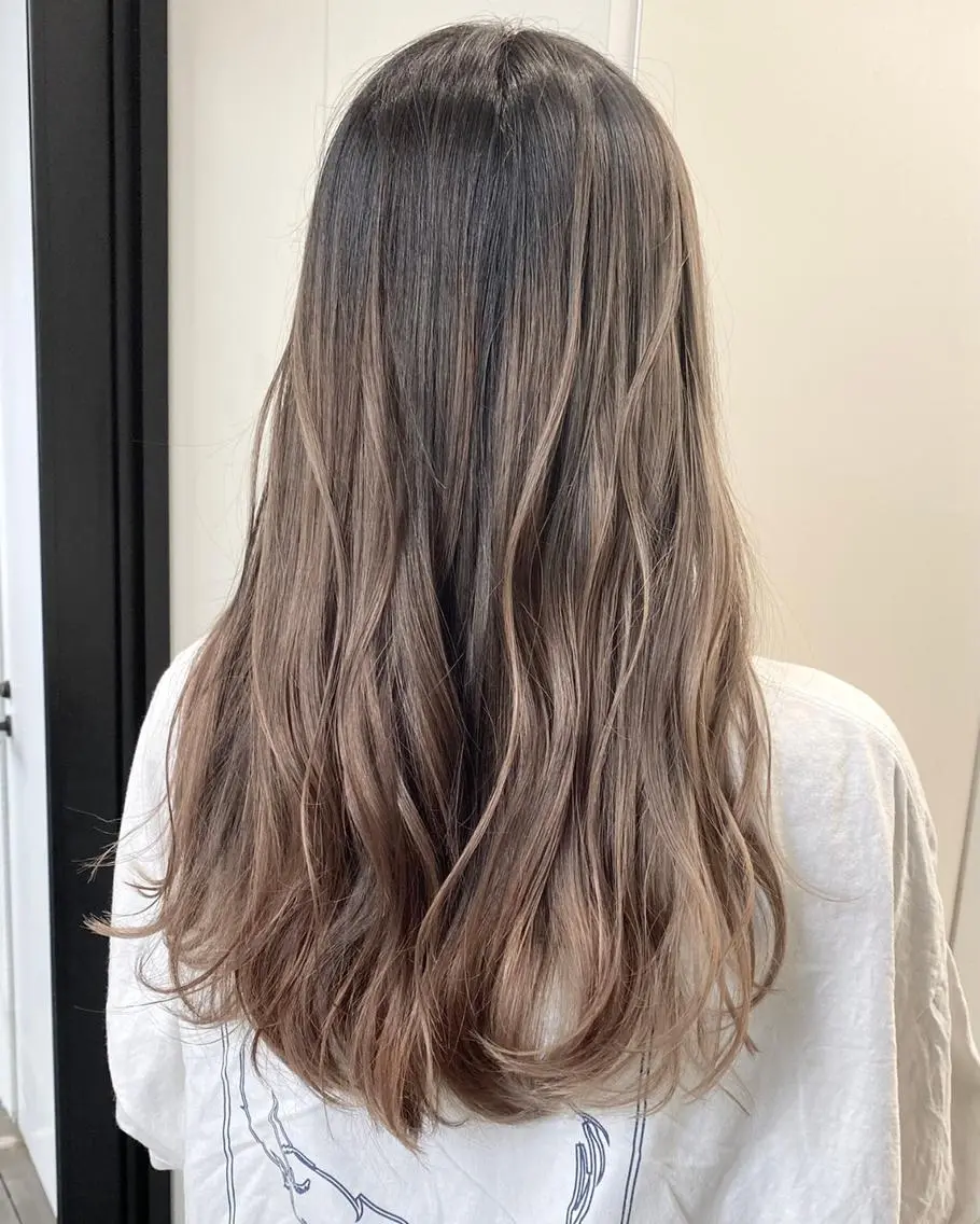 ロング カラー ヘアアレンジ バレイヤージュ ブリーチ グレージュ レイヤーカット 【公式】amble luxe池袋東口🩷のヘアスタイル