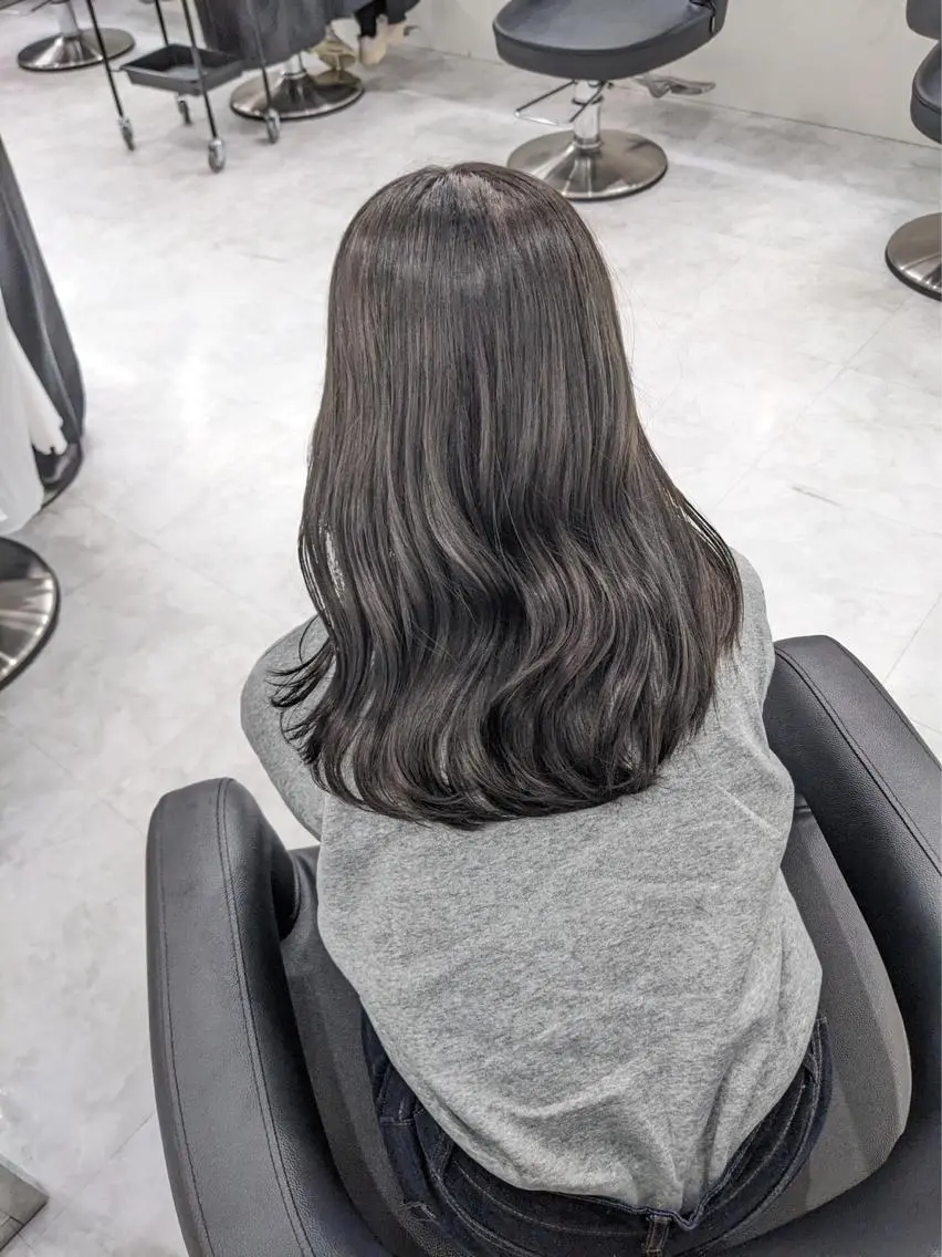 ロング カラー 透明感カラー グレージュ ラベンダー💜 グレージュ🩶のヘアスタイル