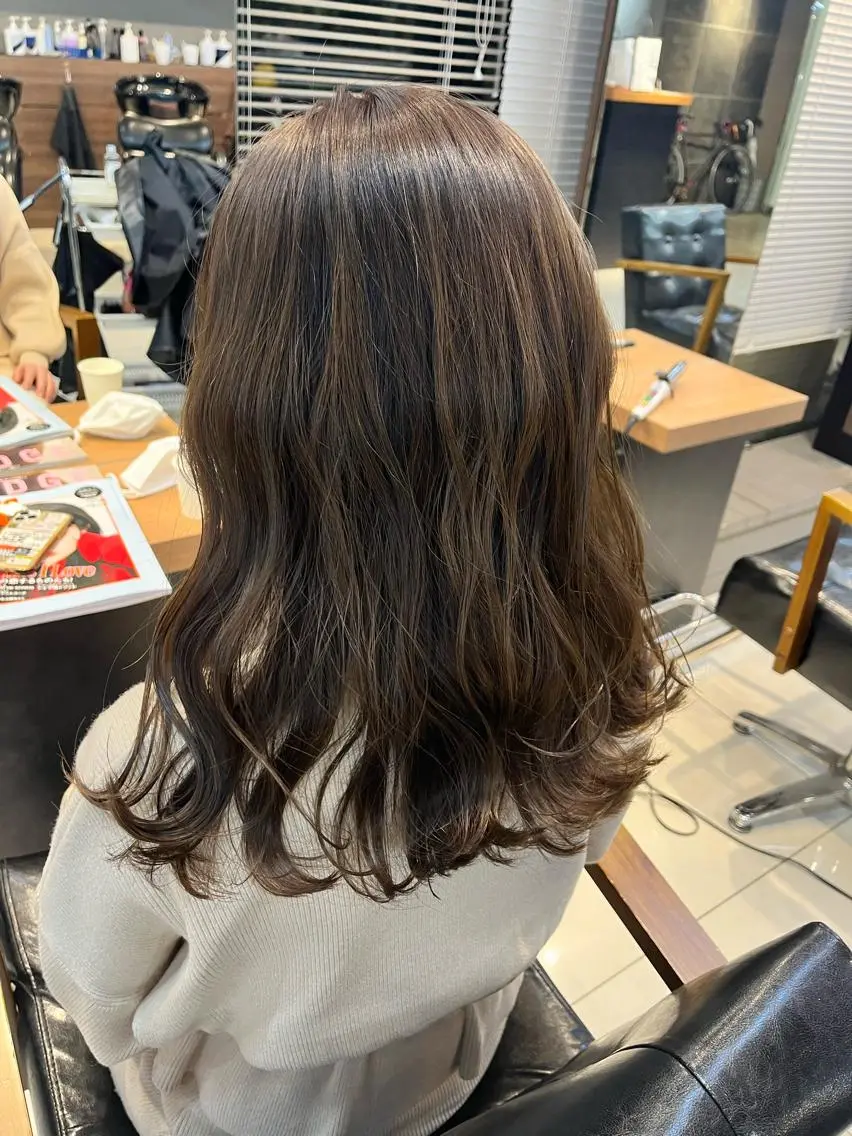 ミディアム カラー ヘアアレンジ キッズ ネイル マツエク・マツパ アイブロウ グレージュ 透明感カラー🤎 ゆりのヘアスタイル