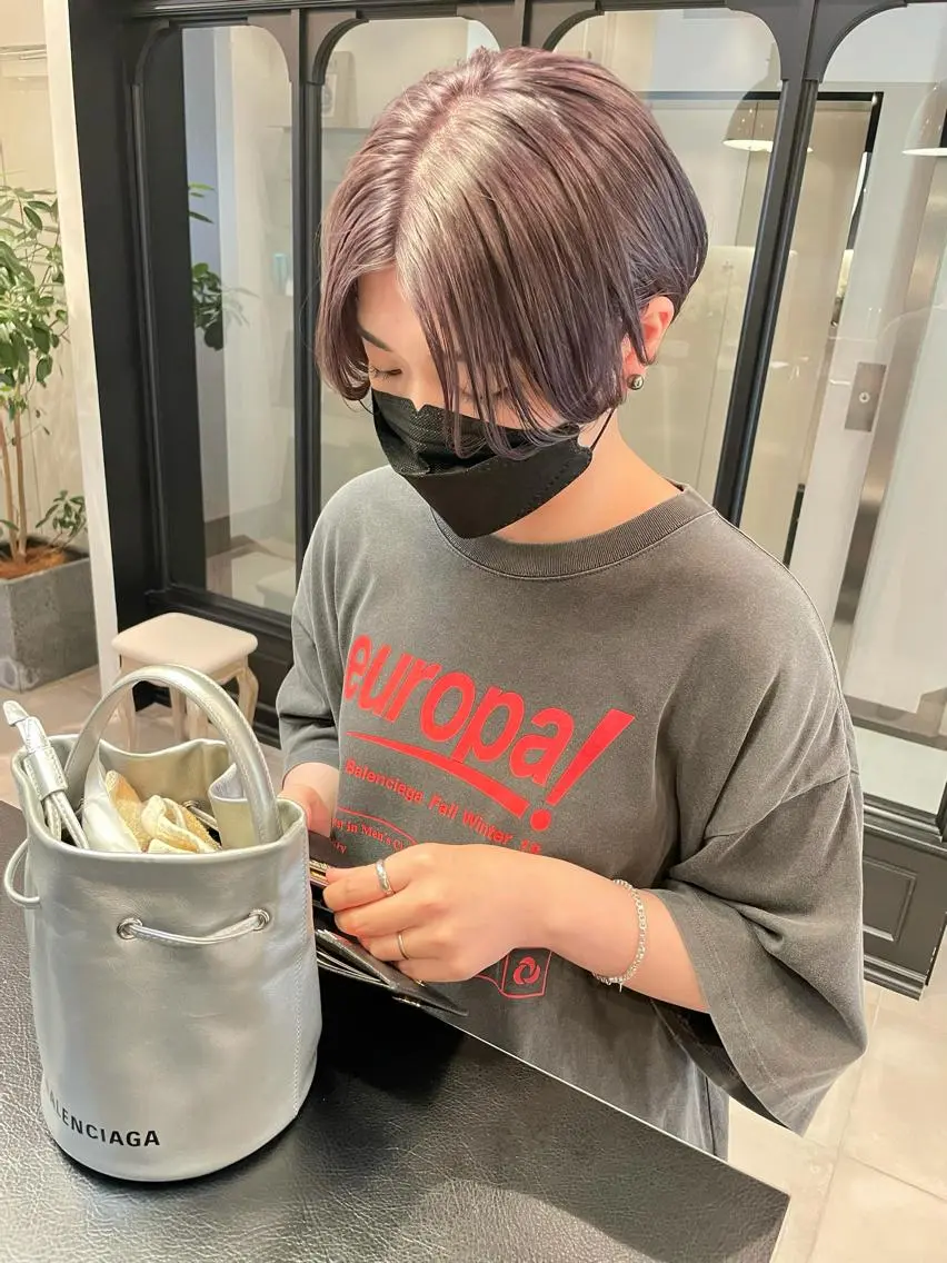 ショート ラベンダーベージュ ヘアカラー 中澤 美緒のヘアスタイル