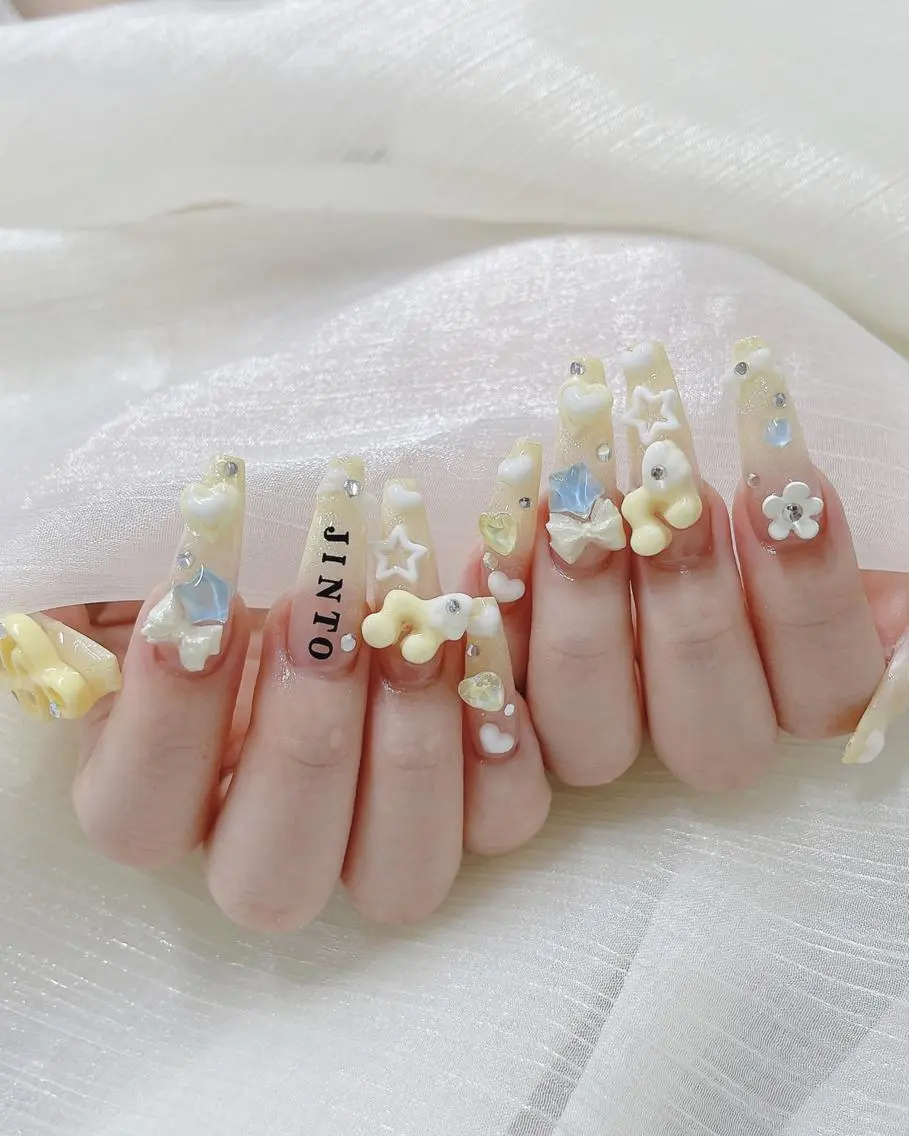 ネイル チークネイル ドット フラワーネイル フレンチネイル キラキラネイル ハンドネイル Chiaki ネイル大宮店のネイルデザイン