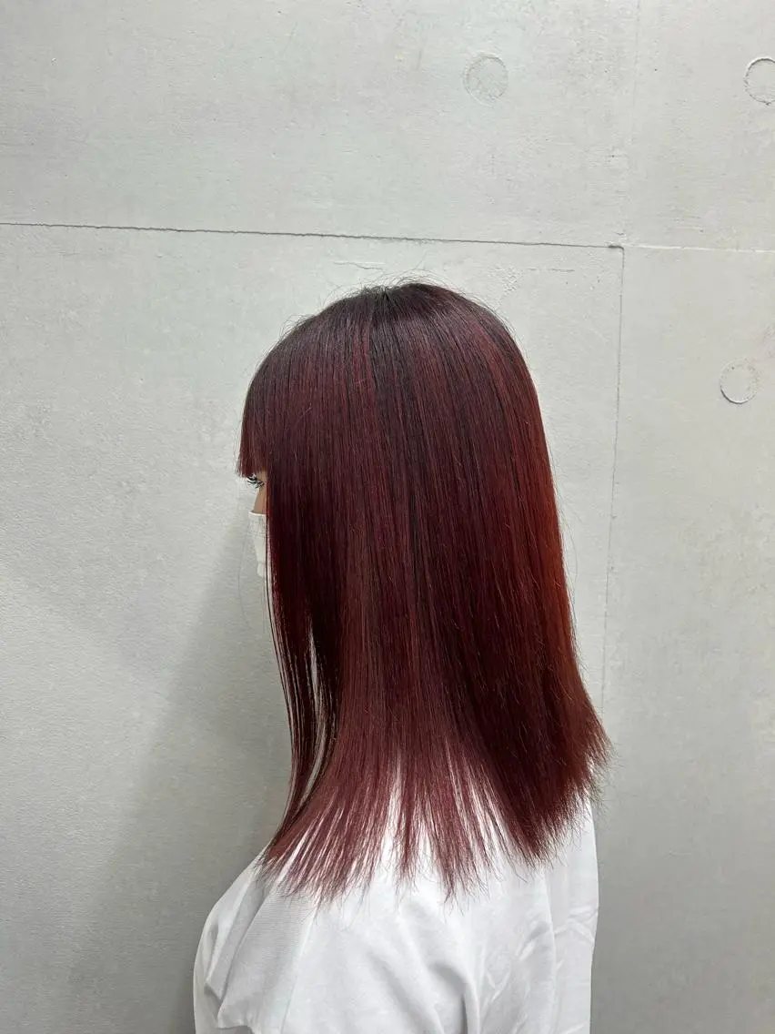 セミロング カラー ブリーチ レッドカラー IO イオリのヘアスタイル