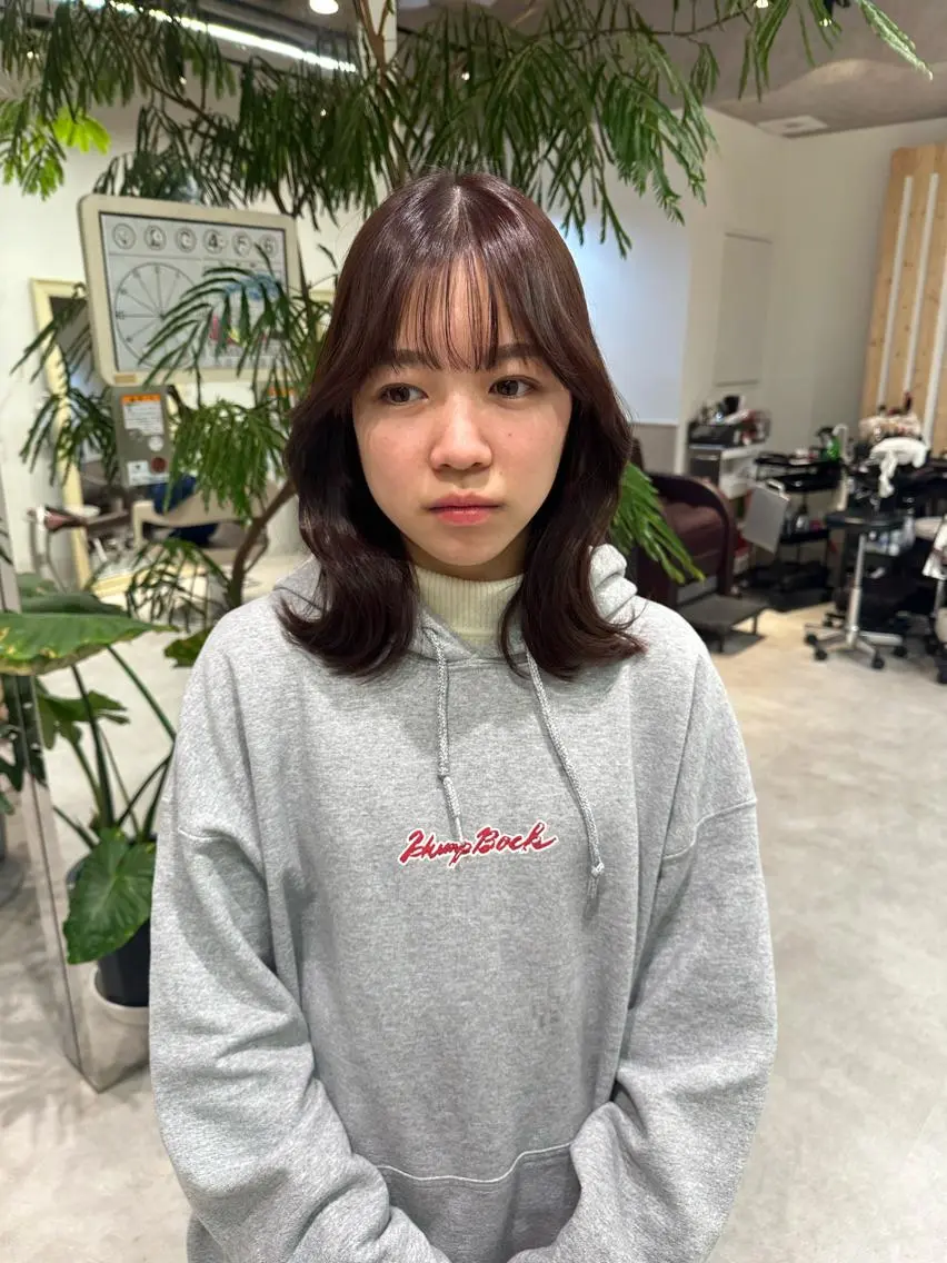 ミディアム カラー ヘアカラー レイヤー/顔まわり カット/地毛風カラーのヘアスタイル