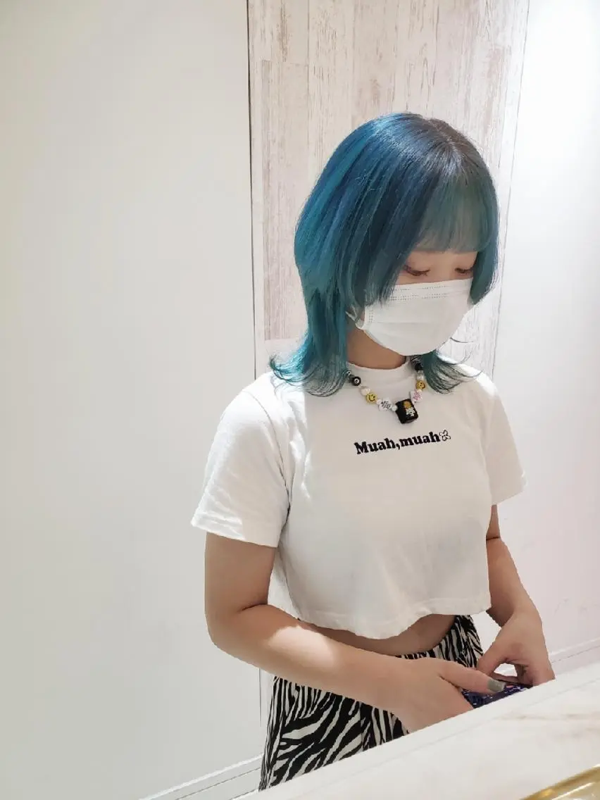 ミディアム カラー ブルーカラー ウルフカット ヘアカラー トリートメント レイヤーカット/ ウルフカット/大橋 のヘアスタイル