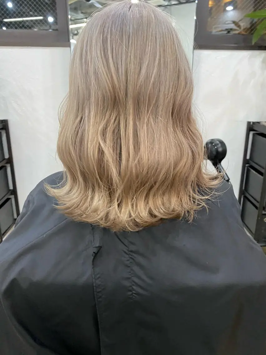 セミロング カラー ヘアアレンジ ブリーチダブルカラー 元町三宮/三ノ宮のヘアスタイル