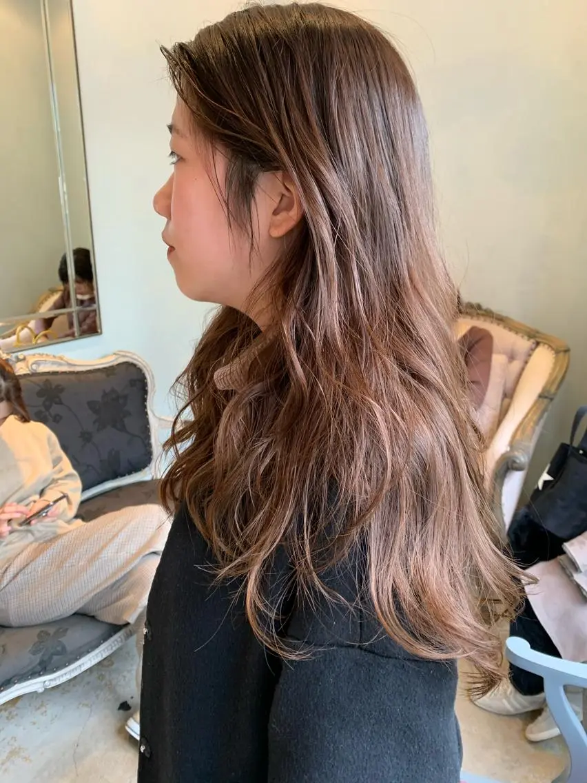ロング ヘアカラー トリートメント SAKINO ベージュカラーのヘアスタイル