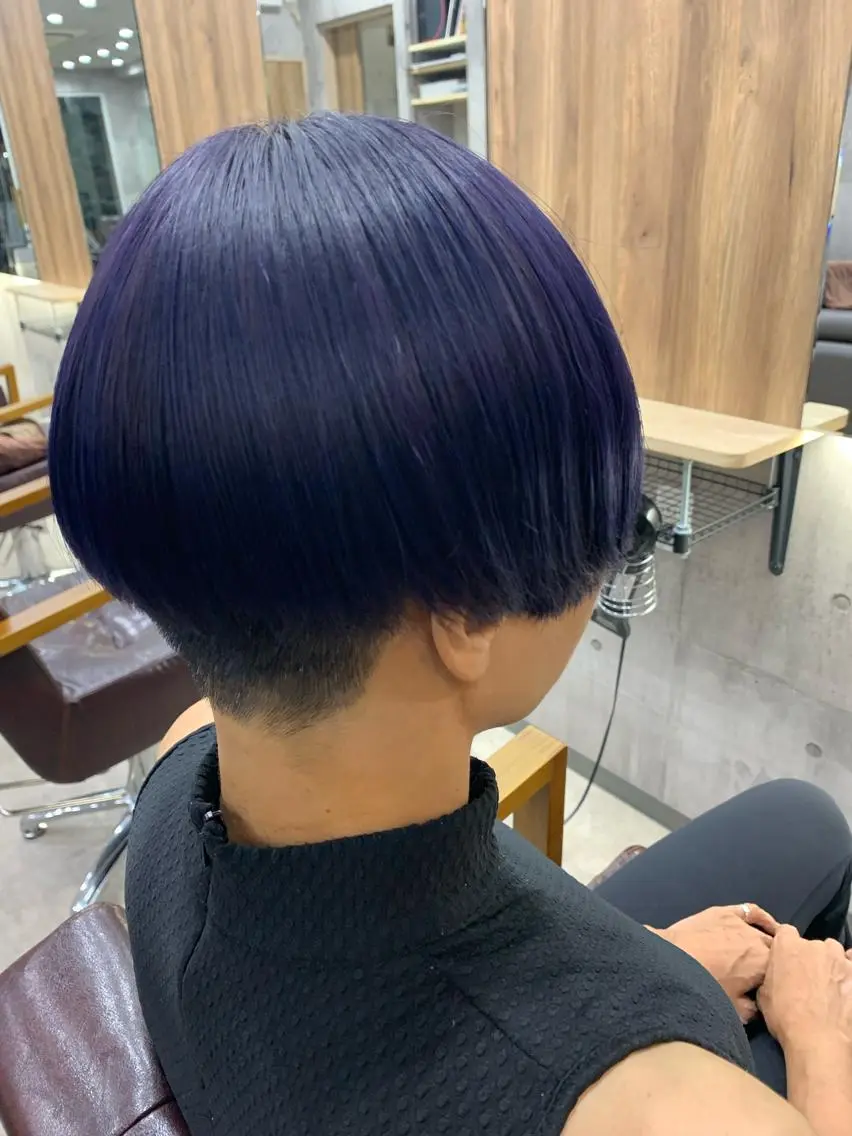 ショート カラー バレイヤージュ ブリーチ ブルーカラー ブルーバイオレット ケアブリーチ memento 斎藤大覚のヘアスタイル