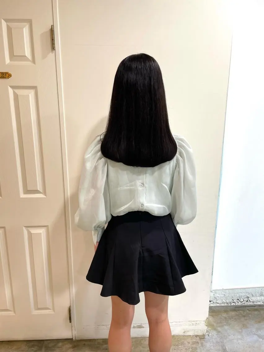 セミロング カラー 黒髪 グレーブラック MIOベージュカラー 柔らかいカラーのヘアスタイル