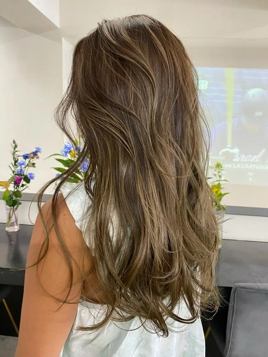 ロング カラー ブリーチ ケアブリーチ ハイライトカラー ハイライト トリートメント ヘアカラー トリートメント レイヤーカット💖 Kaedeのヘアスタイル