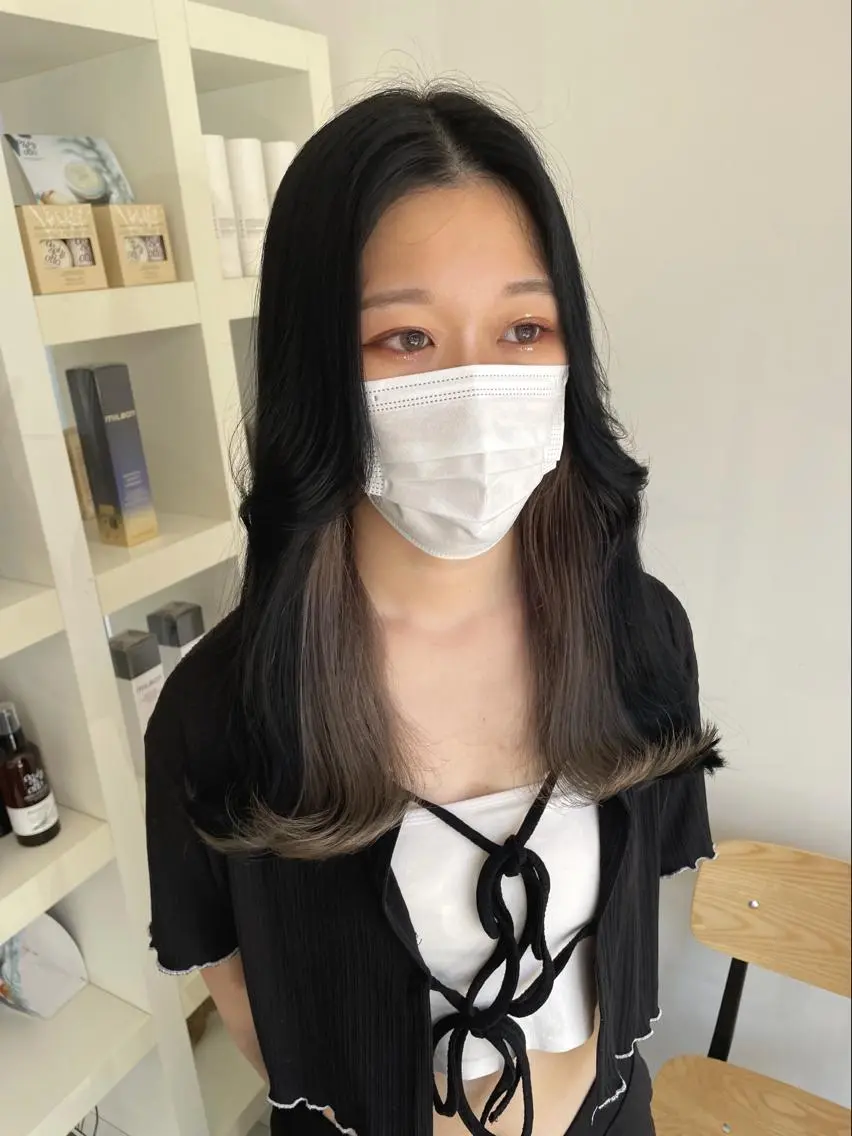 ロング カラー ヘアカラー 長山 茉白のヘアスタイル