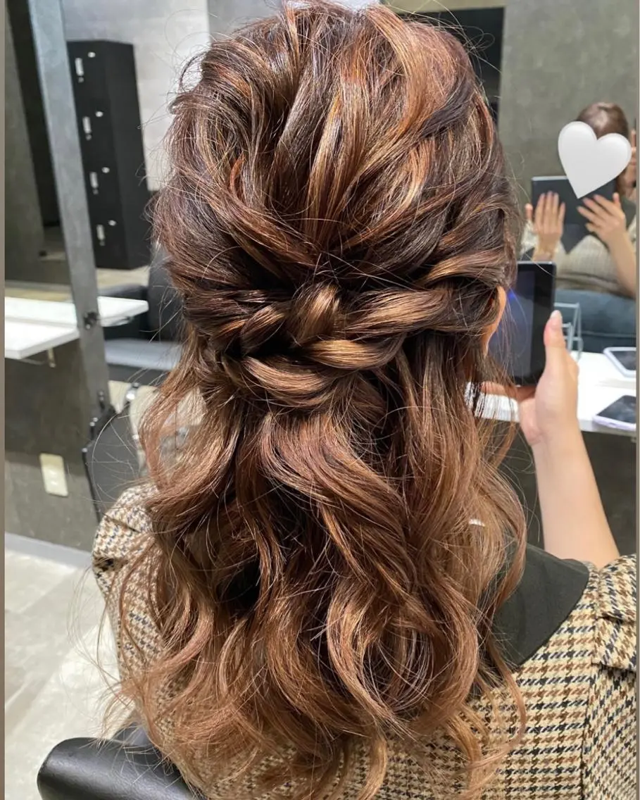 セミロング カラー ヘアアレンジ ベージュカラー ブリーチ ダブルカラー ミルクティーベージュ ヨシンモリ hiiko顔まわり カットのヘアスタイル