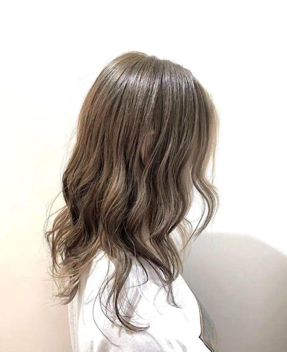 セミロング カラー ヘアカラー ハイトーンカラー 🦋yuri🦋のヘアスタイル