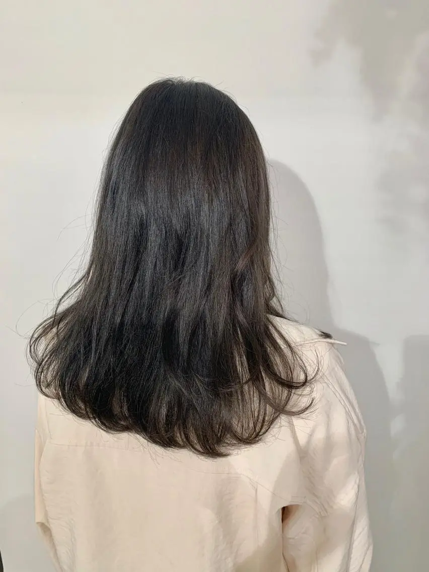 セミロング カラー パーマ ヘアアレンジ ダークグレー ダークグレージュ グレージュ 加藤 綾華のヘアスタイル