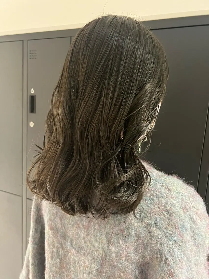 ミディアム カラー グレージュ オリーブグレージュ オリーブグレー 暗髪カラー🫐パーマ おくだりんかのヘアスタイル