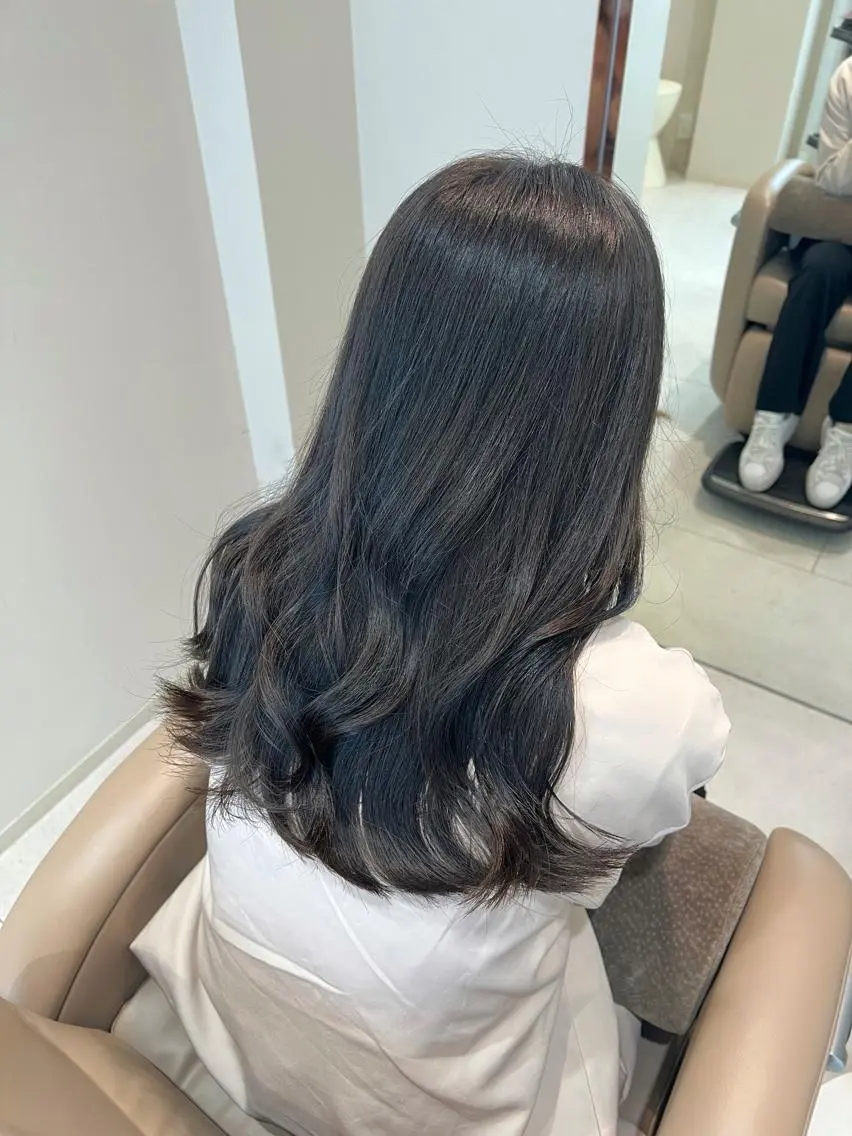 ロング カラー グレージュ オリーブグレージュ オリーブグレー THINK SHOP sakiのヘアスタイル