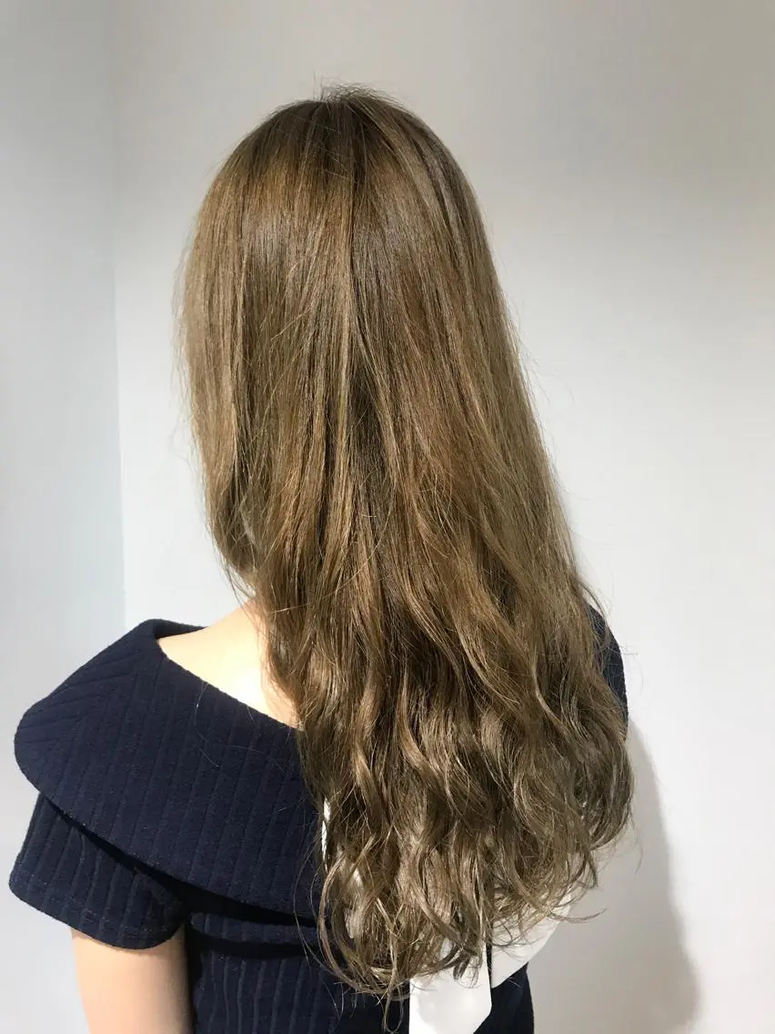 ロング カラー グレージュ イルミナカラー ブリーチ特化 梅田本多翔のヘアスタイル