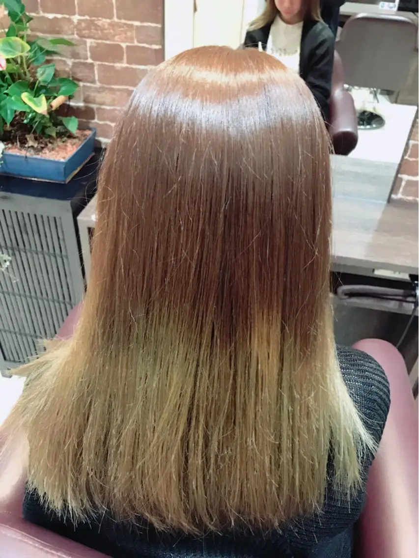 カラー コミヤ チナミのヘアスタイル