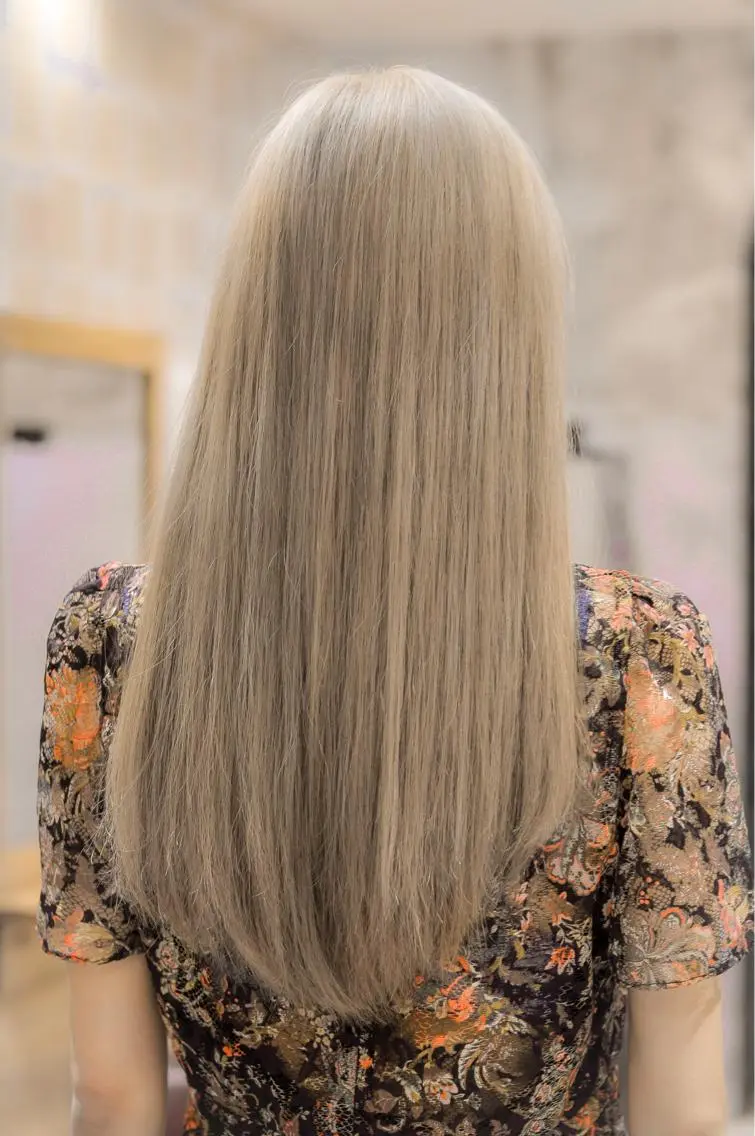 セミロング カラー ベージュカラー ブリーチ ブロンド ブロンドベージュ 透明感カラー 中田 敏明のヘアスタイル