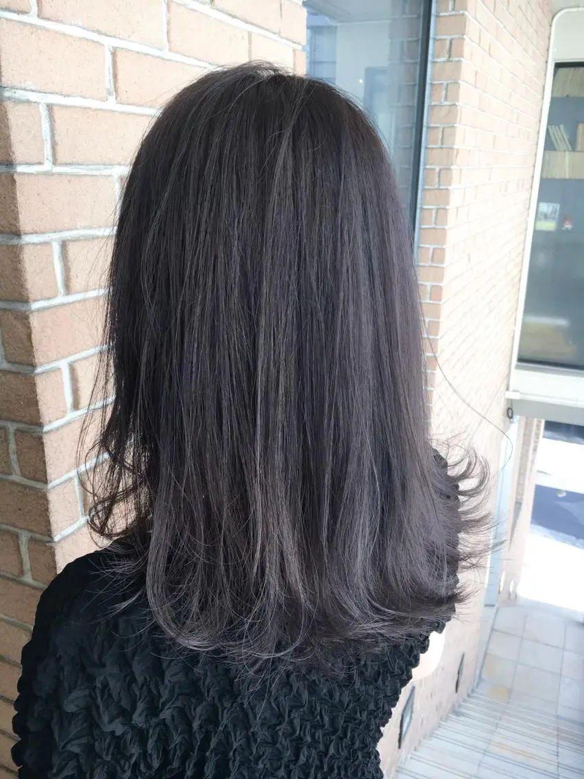 セミロング カラー ダークグレー グラデーションカラー 北條 優輝のヘアスタイル