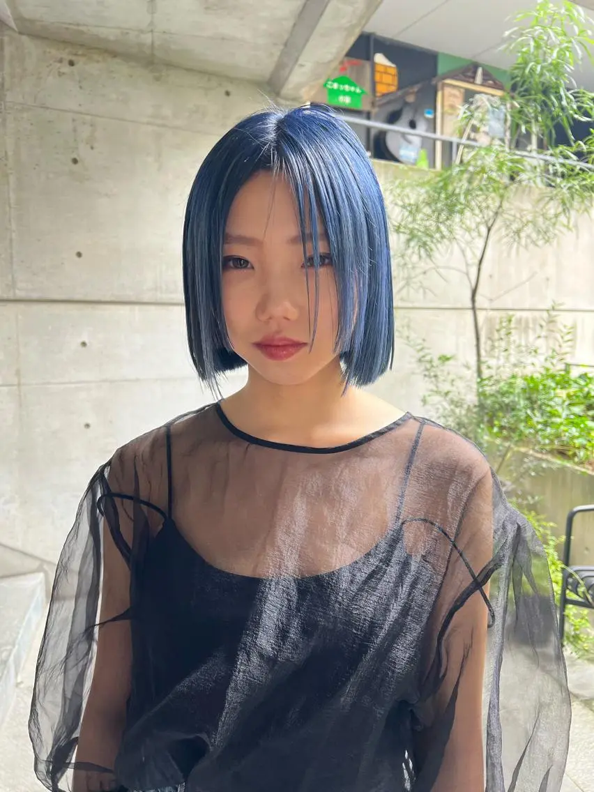 ミディアム カラー ブリーチ ブルーカラー 似合わせカット 小林愛奈のヘアスタイル