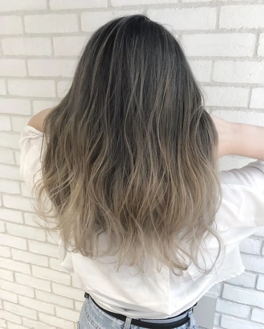 ロング カラー 小島 侑衣のヘアスタイル