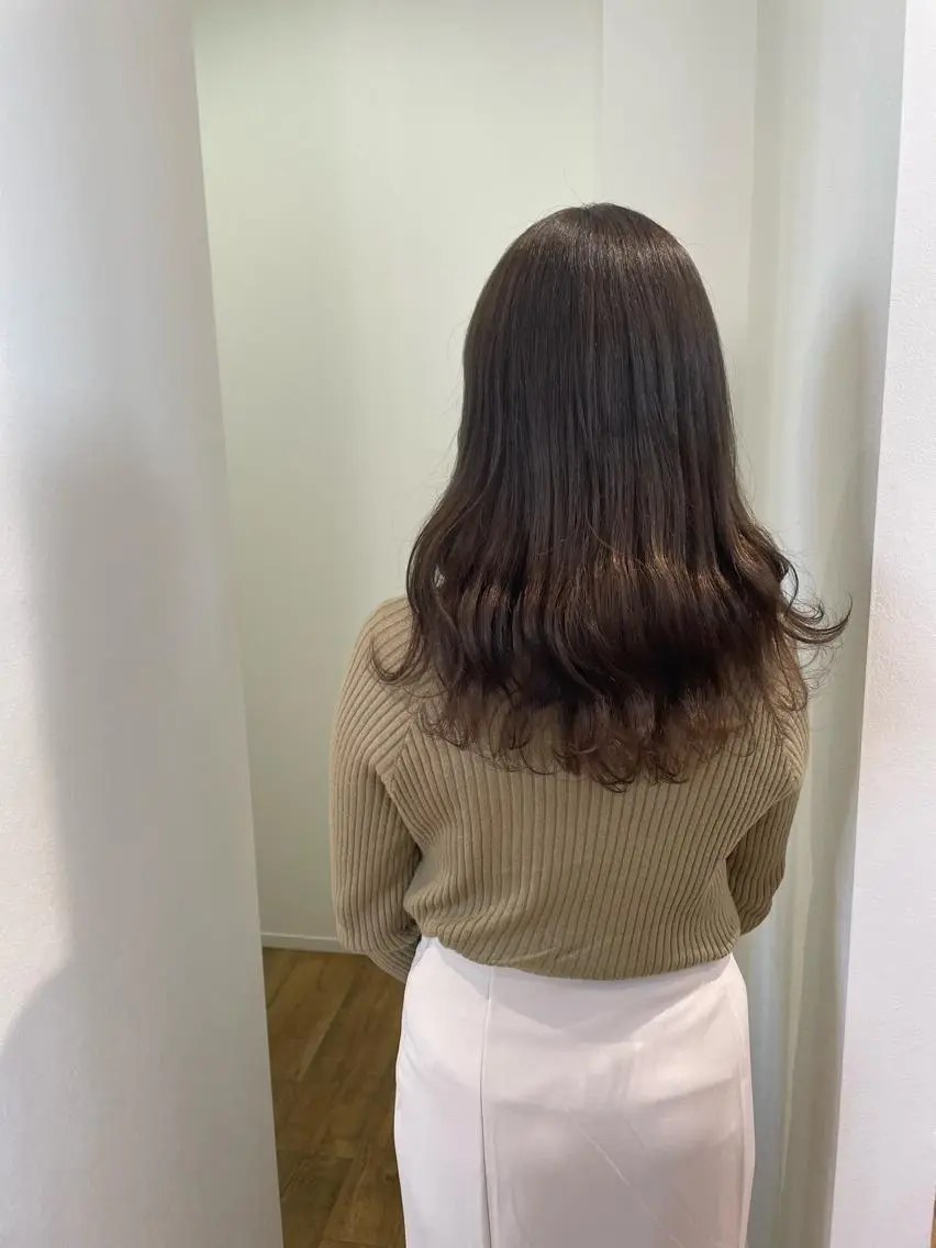 セミロング カラー ベージュカラー オリーブベージュ 山本 愛永のヘアスタイル