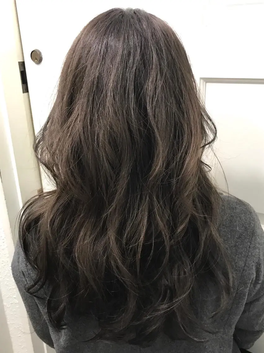 ミディアム セミロング ロング カラー アッシュ アッシュグレー ハイライトカラー ハイライト 若杉 諒のヘアスタイル