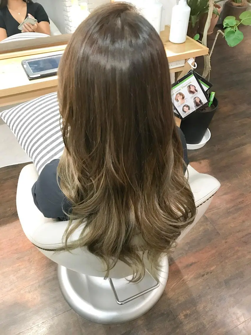 ロング カラー ブリーチ グラデーションカラー グレージュ 伊藤 優希のヘアスタイル