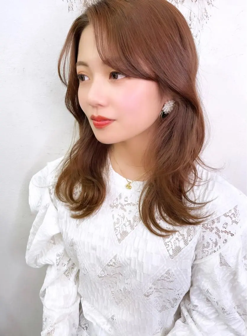 ミディアム くびれヘア レイヤーカット レイヤーカット、 大人可愛い　中村美羅のヘアスタイル