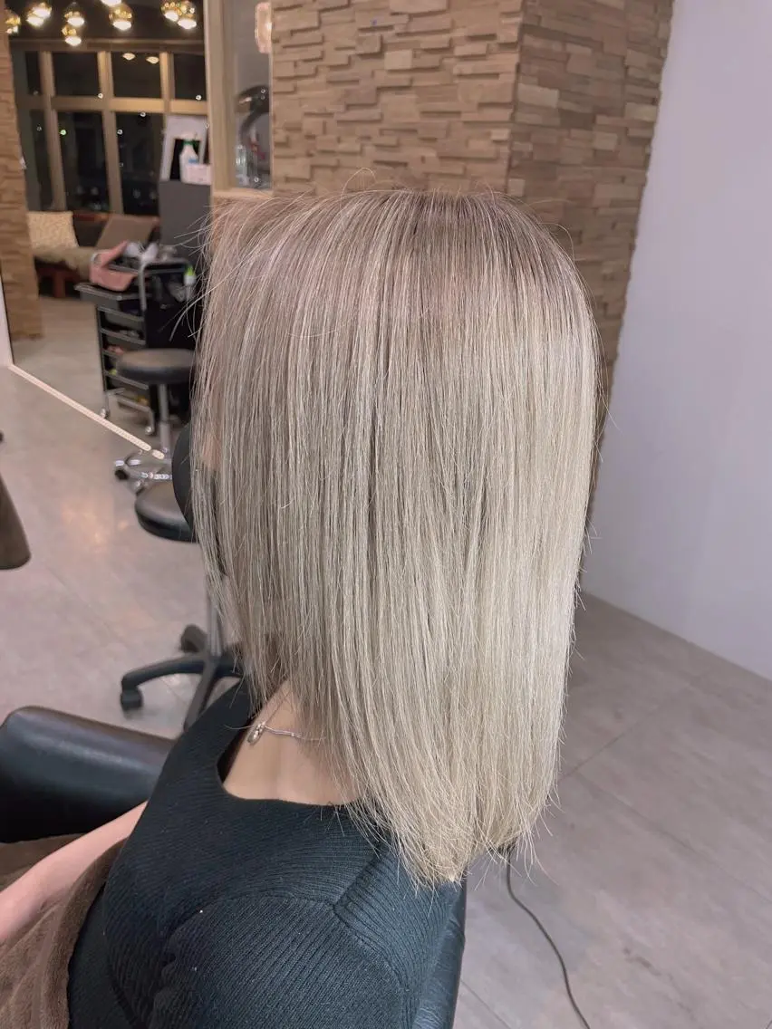 ミディアム カラー アッシュ アッシュグレー アッシュグレージュ ブリーチ ダブルカラー エクステ/ハイトーン レイヤーHIROのヘアスタイル