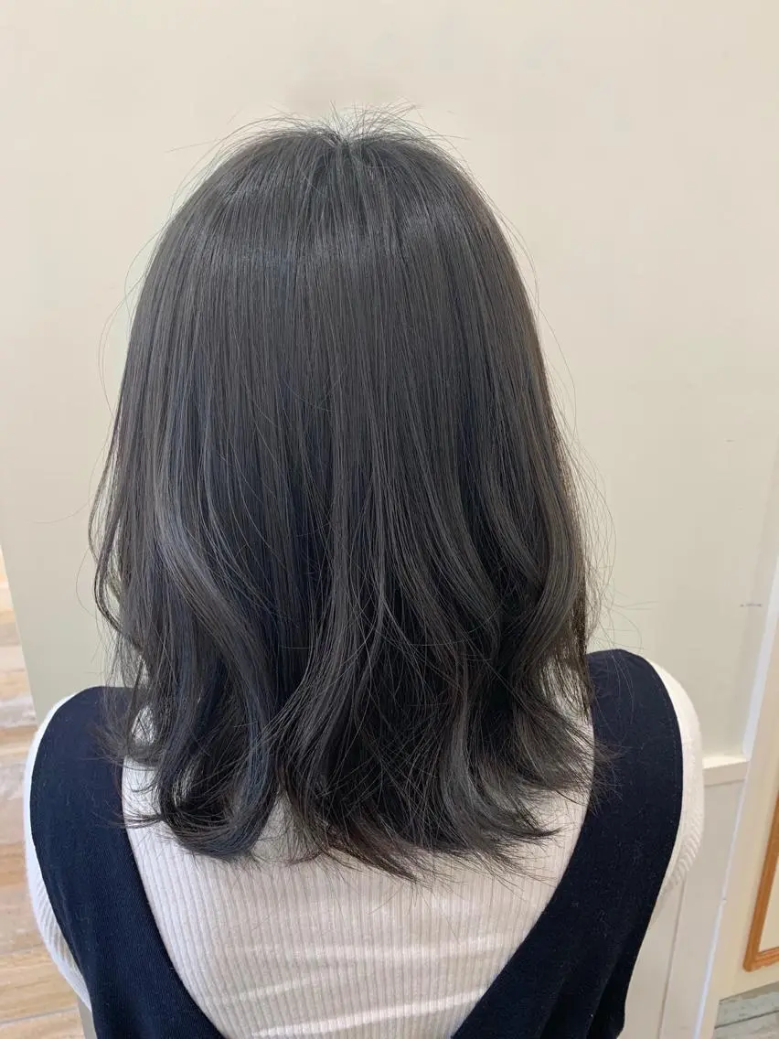 ミディアム カラー 透明感カラー ダークグレー ハイライトカラー ハイライト ぱつっとボブ/ 小野あかねのヘアスタイル