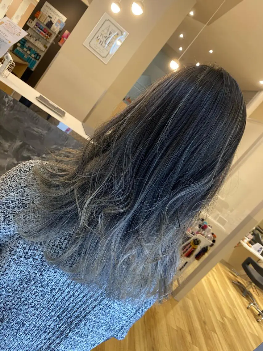 セミロング カラー アッシュ バレイヤージュ シルバー シルバーアッシュ レイヤーカット ハイトーンヘア/ 島崎　タクミのヘアスタイル