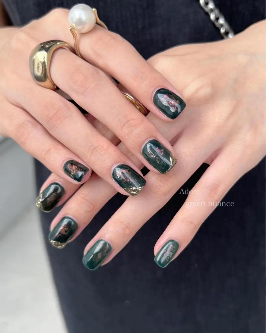 ネイル ゴールド グリーン ミラーネイル ニュアンスネイル ハンドネイル Nail Adore.のネイルデザイン