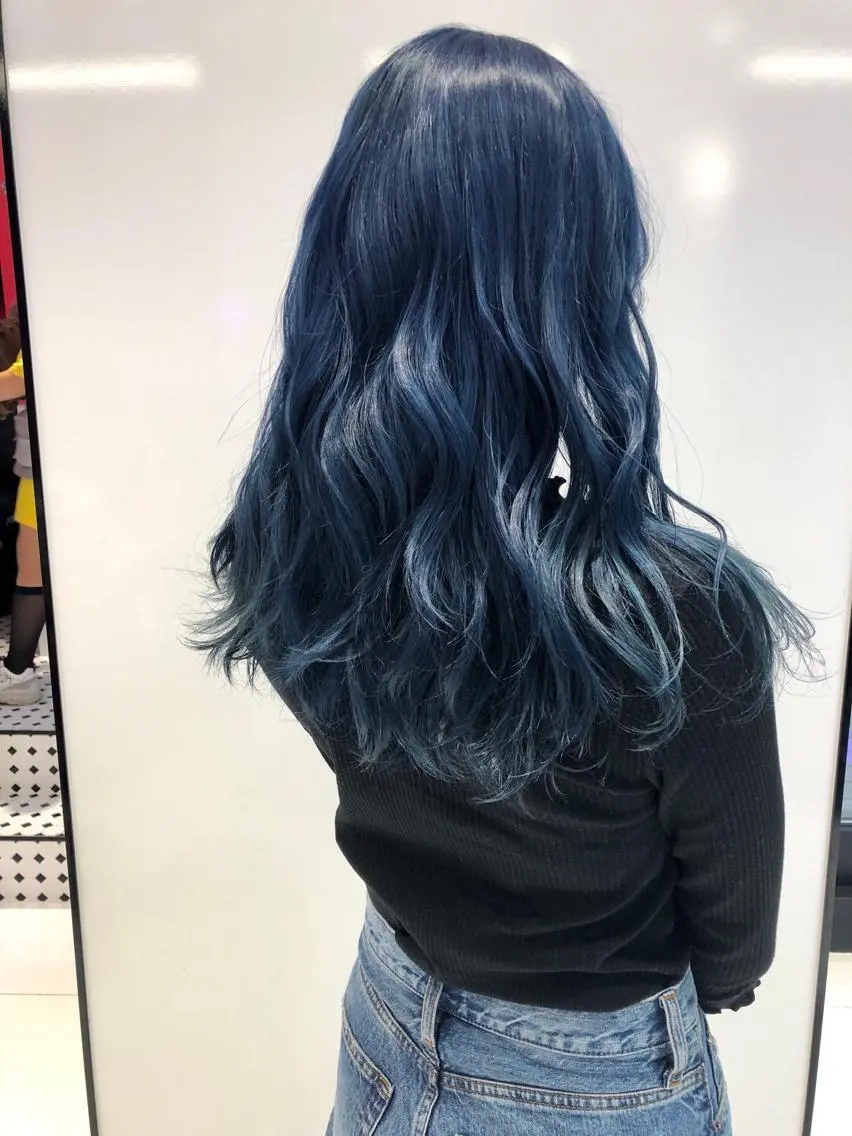 ロング カラー ブリーチ ブルーカラー ヘアカラー 相川 愛実のヘアスタイル