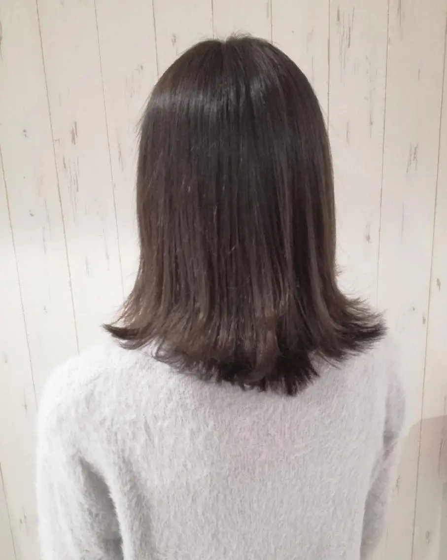 ミディアム カラー グレージュ 外ハネヘア 西川 敏夫のヘアスタイル