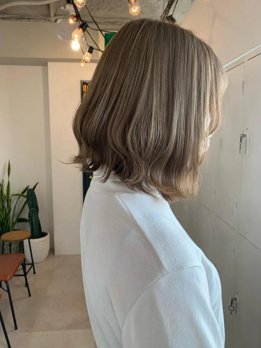 ショート カラー ベージュカラー グレージュ ハイトーンカラー ミルクティーベージュ ミルクティーグレージュ カット ヘアカラー トリートメント 🌸MAYU🌸 ハイトーン➕レイヤーのヘアスタイル