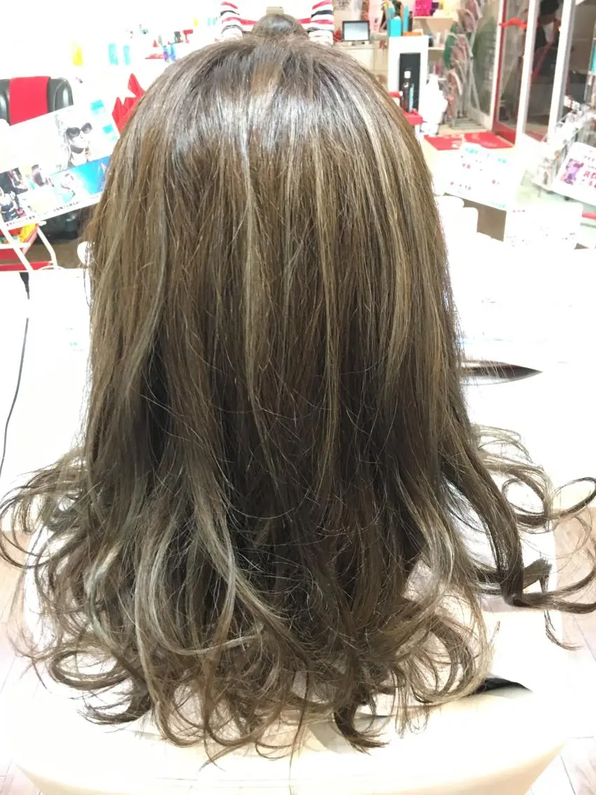 セミロング カラー アッシュ 外国人風カラー ヘアカラー GLAD 萩原のヘアスタイル