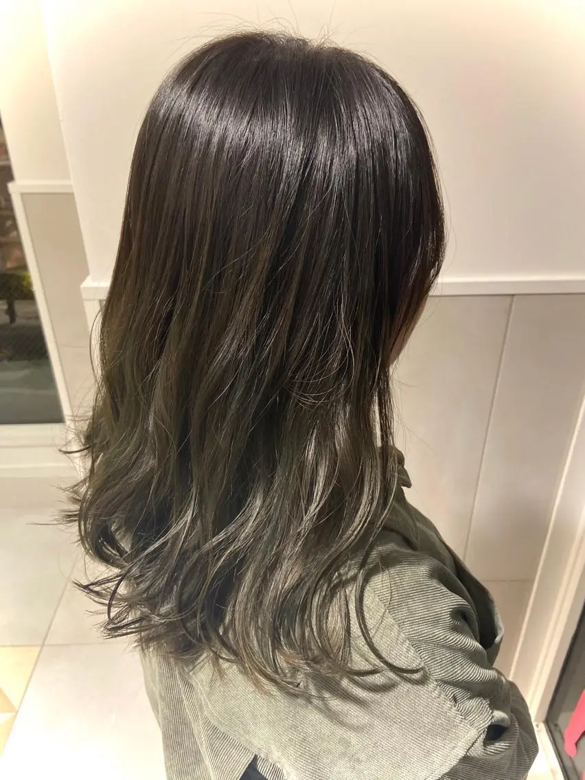 セミロング カラー アッシュ オリーブアッシュ 小栗 麻衣のヘアスタイル