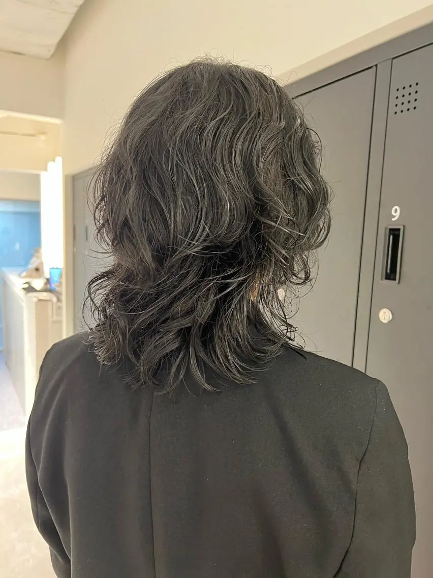 ミディアム カラー ヘアアレンジ ダークグレー 暗髪カラー🫐パーマ おくだりんかのヘアスタイル