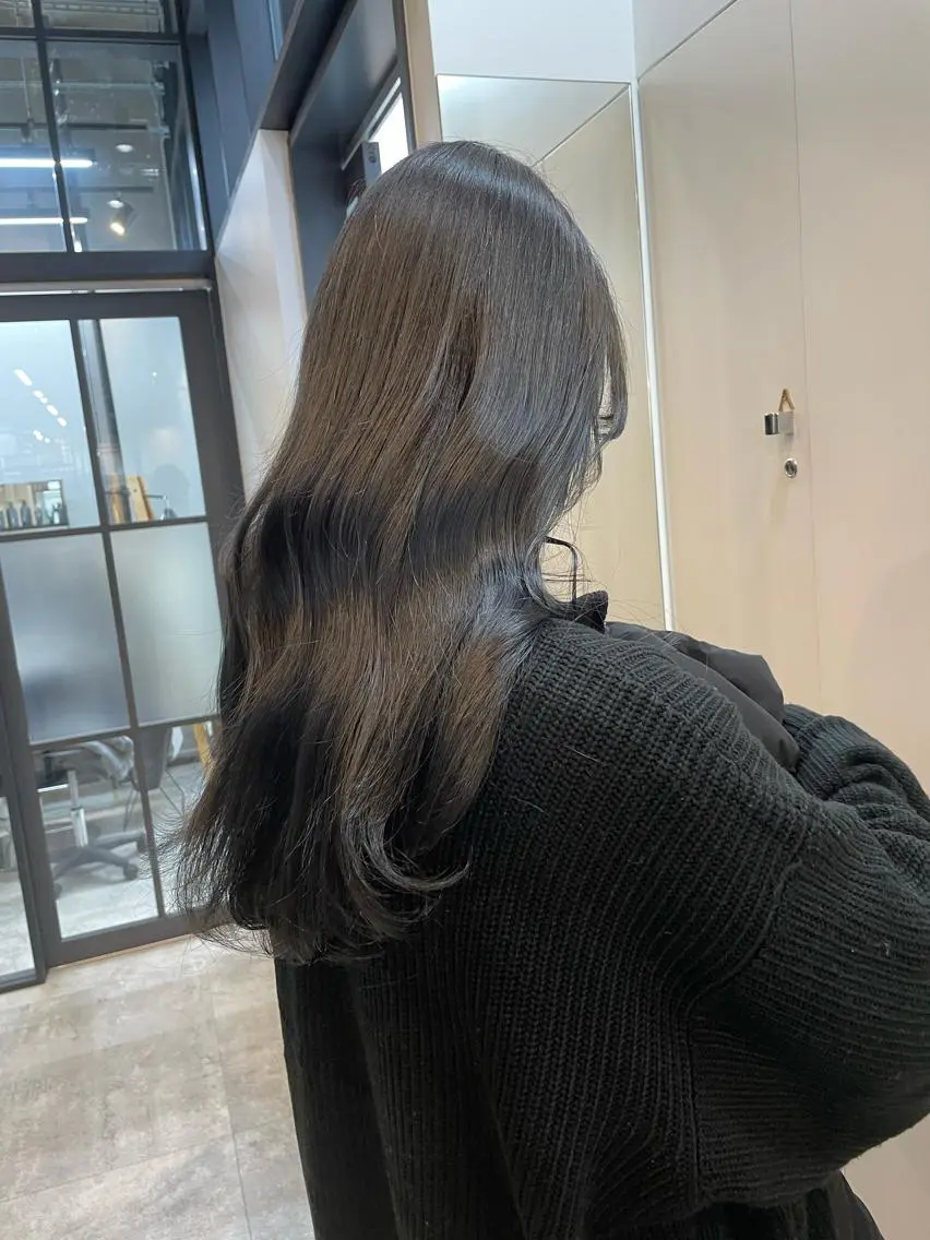 ロング カラー ヘアカラー トリートメント ヘッドスパ ミルクティー× グレージュMOMOのヘアスタイル