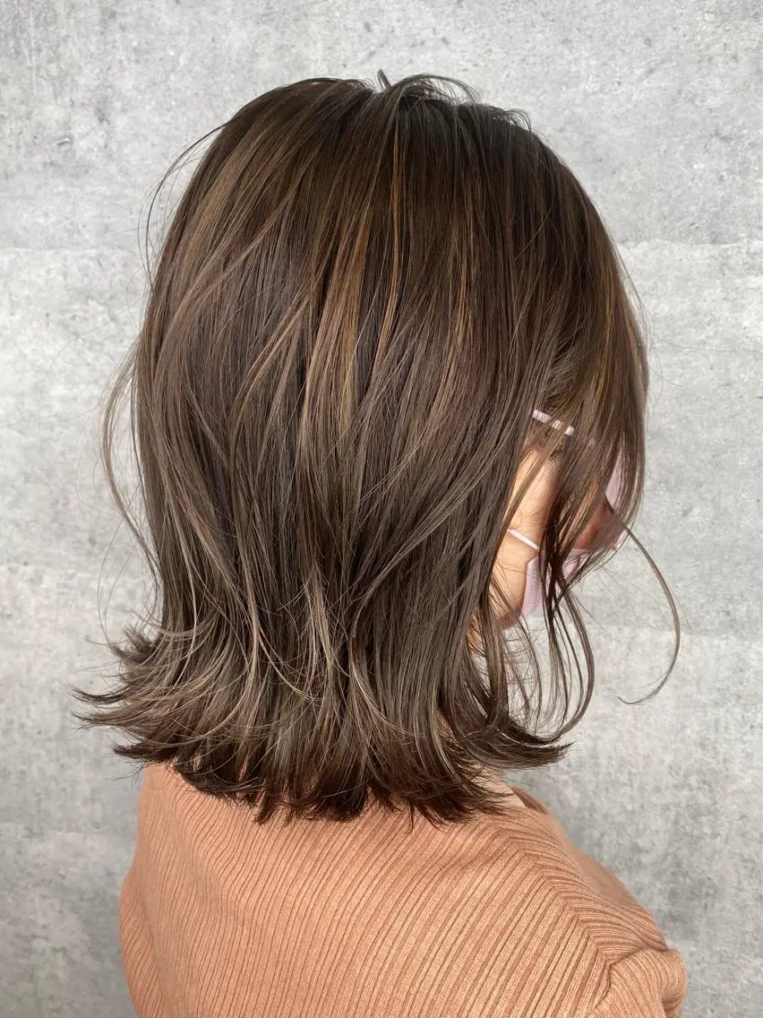 ミディアム カラー ヘアアレンジ ベージュカラー ブリーチ ダブルカラー ミルクティーベージュ ヨシンモリ hiiko顔まわり カットのヘアスタイル